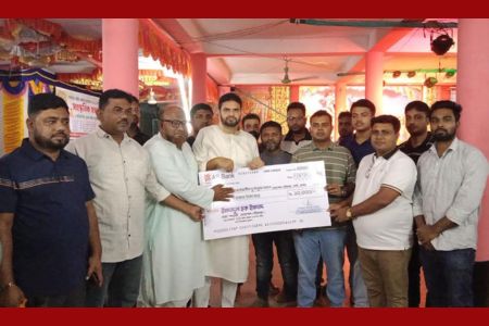 বেনাপোলে পূজামণ্ডপ পরিদর্শন, ২০ হাজার টাকা সহায়তা দিলেন ইমদাদুল হক