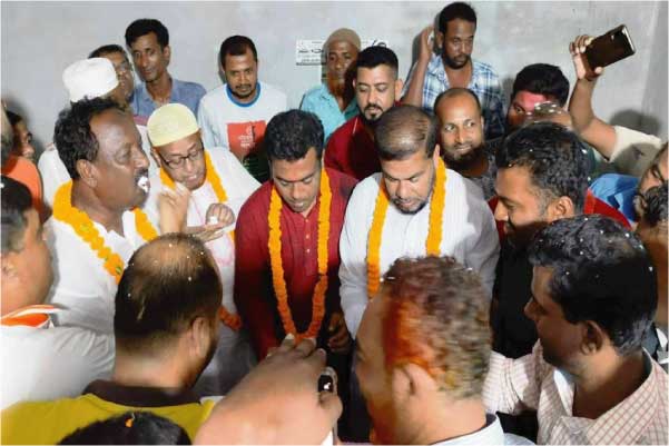 মেহেরপুর পৌরসভার দ্বিতীয়বারের মতো নির্বাচিত মেয়র রিটনকে পরিবেশক সমিতির পক্ষ থেকে অভিনন্দন