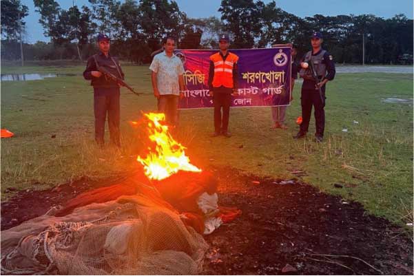 মোরেলগঞ্জের পানগুছি নদী থেকে অবৈধ জাল আটক