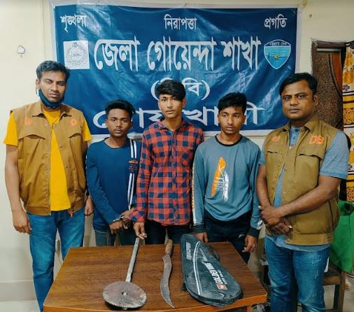 দেশীয় অস্ত্রসহ কিশোর গ্যাংয়ের ৩ সদস্য আটক