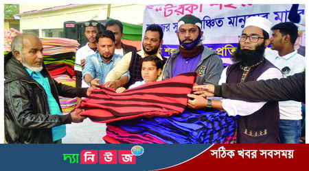 গৌরনদীতে ফেসবুক গ্রুপের উদ্যোগে কম্বল বিতরণ