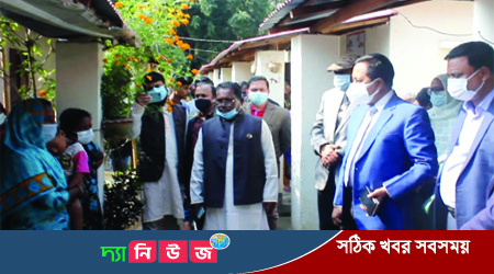 নবীরুন-মনিকে সম্মাননা জানালেন ফরিদপুরের জেলা প্রশাসক