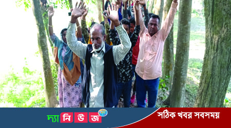 মাদরীপুরের ডাসারে রাস্তায় চলাচলে বাঁধা দেওয়ার  প্রতিবাদে মানববন্ধন