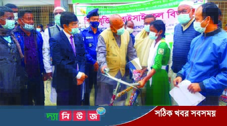 ধামইরহাটে ক্ষুদ্র নৃ-গোষ্ঠীদের সম্প্রদায়ের শিক্ষার্থীদের মাঝে বাই সাইকেল বিতরণ করলেন সাংসদ শহীদুজ্জামান সরকার