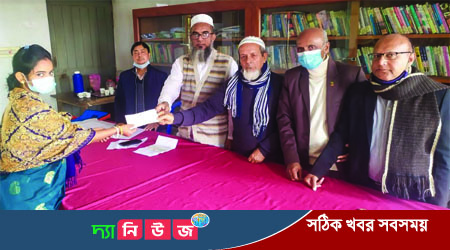 গৌরনদীতে হতদরিদ্র শিক্ষার্থীদের সহায়তার চেক বিতরণ