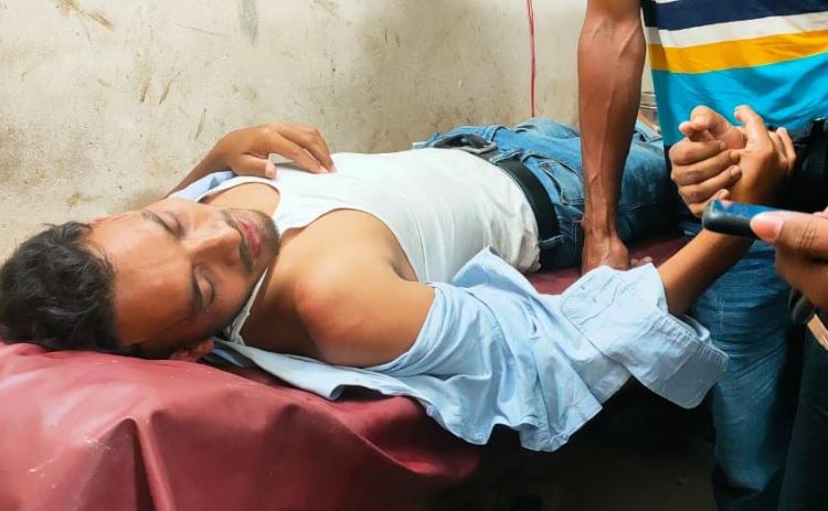 ফেসবুক স্ট্যাটাসের জেরে যুবককে পেটালেন মেম্বার