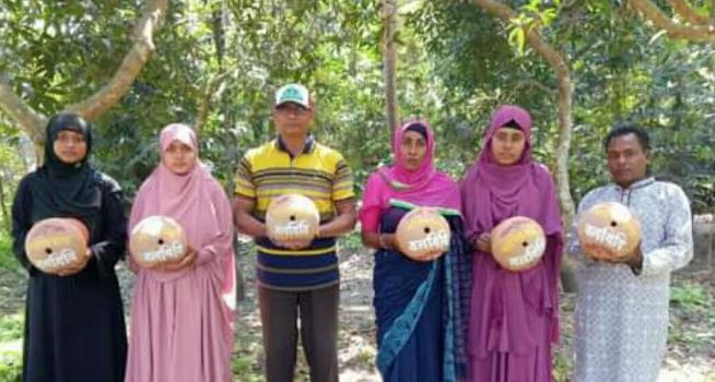পাইকগাছায় পাখির বাসার জন্য গাছে মাটির পাত্র স্থাপন