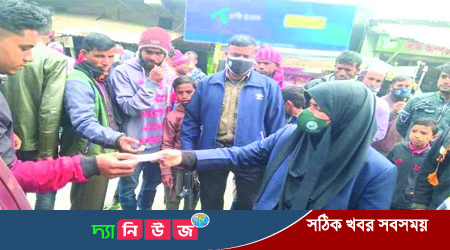সালথায় করোনা প্রতিরোধে বিধি-নিষেধ কার্যকর করতে মাঠে নেমেছেন ইউএনও