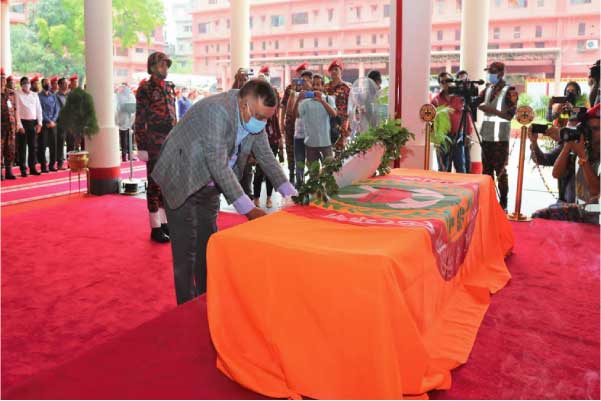 সীতাকুণ্ডে অগ্নিদুর্ঘটনায় শহিদ ফায়ারফাইটার শরিফ তরফদারের জানাজা সম্পন্ন