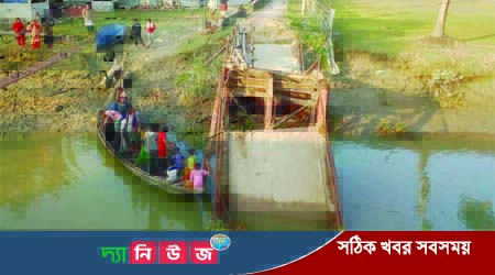 মোরেলগঞ্জ সদর ইউনিয়নের ঝুঁকিপূর্ণ পুলটি অবশেষে ভেঙ্গে পড়েছে
