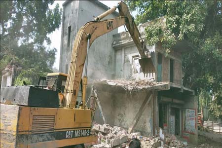 ভেঙে ফেলা হলো পাইকগাছা উপজেলা আওয়ামী লীগের দলীয় কার্যালয়