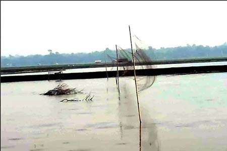 পাইকগাছায় প্রশাসনের চোখ ফাঁকি দিয়ে অতিথি পাখি শিকারের