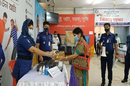 বেনাপোলে ভারত ফেরত যাত্রীদের মাঝে করোনা উপকরন ও খাবার বিতরণ