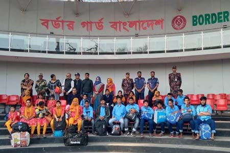 কিশোর-কিশোরীকে দেশে হস্তান্তর 