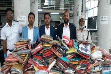 বেনাপোলে পাসপোর্ট যাত্রীর কাছ থেকে বিপুল পরিমাণ ভারতীয় গার্মেন্টস মালামাল জব্দ