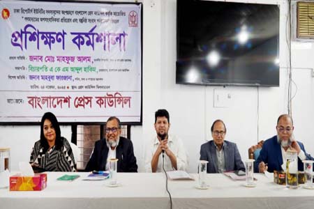 গুজব ও অপতথ্যের বিরুদ্ধে গণমাধ্যমকে শক্ত