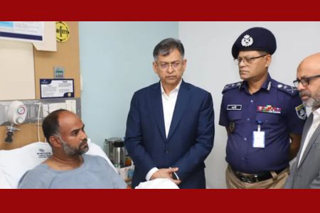 আহত পুলিশ পরিদর্শক শাহ আলমকে দেখতে হাসপাতালে গেলেন স্বরাষ্ট্রমন্ত্রী