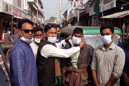 রাণীনগরে যুবলীগ নেতা জাকিরের মাক্স বিতরণ