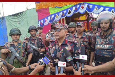 দুর্গাপূজায় যশোরের ৪৯ পূজামণ্ডপে নিরাপত্তা জোরদার, পরিদর্শনে বিজিবি অধিনায়ক