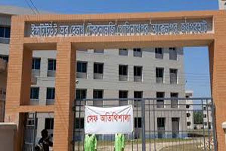 কি ভালোবাসা! স্ত্রীর সঙ্গে স্বামীও জোর করে থাকছেন আইসোলেশনে