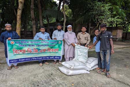 মধুখালীতে জেলেদের মাঝে ভি.জি.এফ. চাল বিতরন