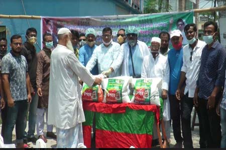 যশোর জেলা যুবদলের নিম্ন-আয়ের মানুষদের খাদ্যসামগ্রী বিতরণ