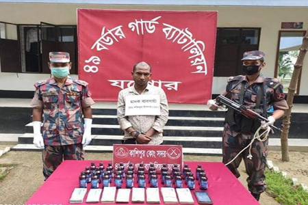 শার্শা সীমান্তে ৩৩ বোতল ফেনসিডিল ও ৩ লাখ ৮৬ হাজার টাকা সহ আটক-১