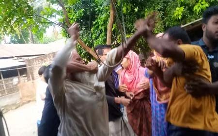 ব্যবসায়ীর বাড়িতে হামলা