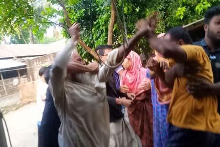 ব্যবসায়ীর বাড়িতে হামলা