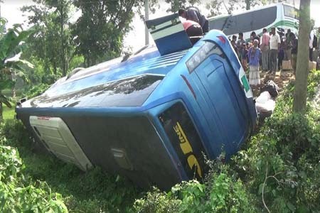 ঝিনাইদহে বাস নিয়ন্ত্রন হারিয়ে