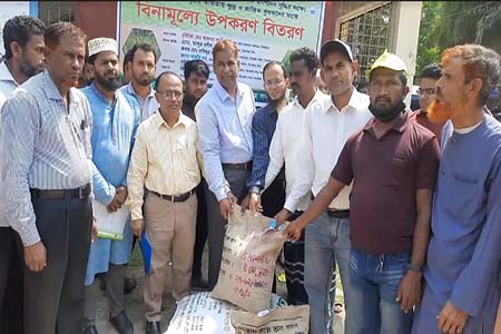 ঝিনাইদহে সাড়ে ৩ হাজার কৃষকের মাঝে বিনামুল্যে সার ও বীজ বিতরণ