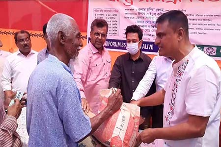 ঝিনাইদহে মাহে রমজান উপলক্ষে আড়াই’শ পরিবারের মাঝে খাদ্যসামগ্রী বিতরণ