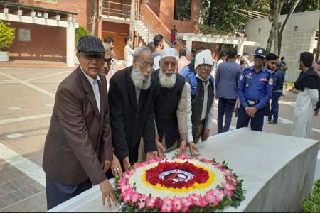 টুঙ্গিপাড়ায় বঙ্গবন্ধুর সমাধিতে ঝিনাইদহ মুক্তিযোদ্ধা সংসদের শ্রদ্ধা
