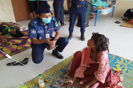 ফেলে যাওয়া অসুস্থ বৃদ্ধাকে উদ্ধার করে হাসপাতালে নিলেন ওসি