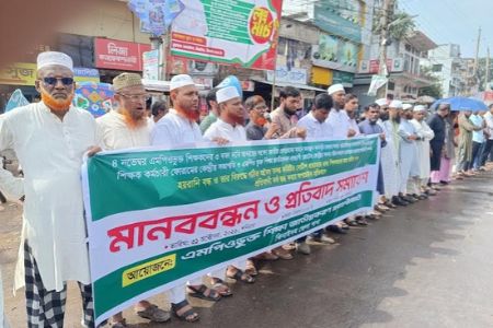 শিক্ষক নেতা দেলোয়ার হোসেন আজিজীর হয়রানির প্রতিবাদে ঝিনাইদহে মানববন্ধন