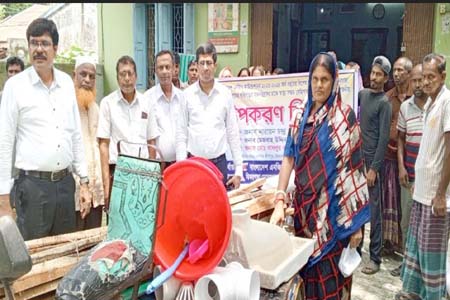 হতদরিদ্রের মাঝে উপকরণ বিতরণ