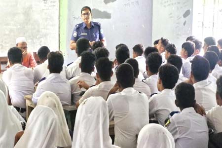 ঝিকরগাছায় থানার ওসি নুর মোহাম্মদ’র উদ্যোগে শিক্ষার্থীদের মাঝে সচেতনতা
