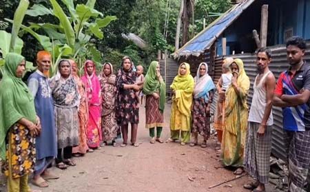 রাতের আধারে হামলার প্রতিবাদে বিক্ষোভ