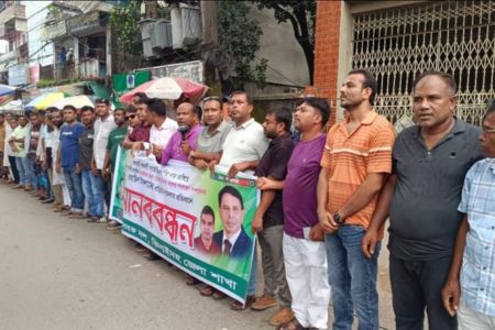 ঝিনাইদহে স্বেচ্ছাসেবক দল নেতার বাড়িতে হামলার প্রতিবাদে মানববন্ধন