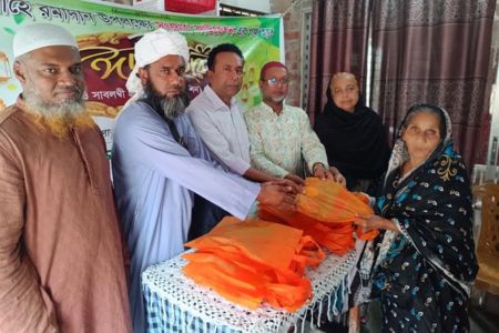 হরিণাকুন্ডুতে বৃদ্ধাশ্রমের মায়েদের মাঝে ঈদ উপহার বিতরণ