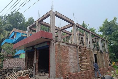 রাস্তা দখল করে চলছে ভবন নির্মাণ