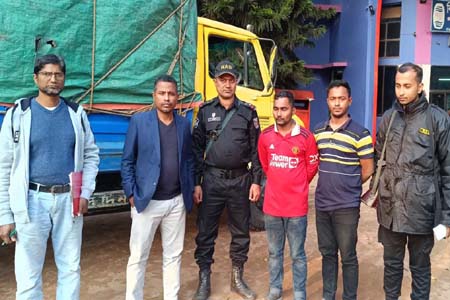ঝিনাইদহের ট্রাকসহ বিপুল পরিমান পলিথিন জব্দ, আটক ২