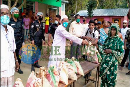 ঝিনাইদহে নিম্ন আয়ের মানুষের মাঝে ত্রাণ সামগ্রী বিতরণ
