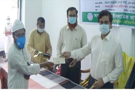 ঝিনাইদহে ইমাম মুয়াজ্জিনদের মাঝে আর্থিক অনুদানের চেক
