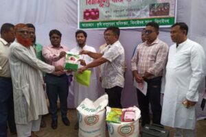 ঝিনাইদহের ১৫’শ কৃষকের মাঝে বিনামুল্য সার-বীজ ও কৃষি উপকরণ বিতরণ