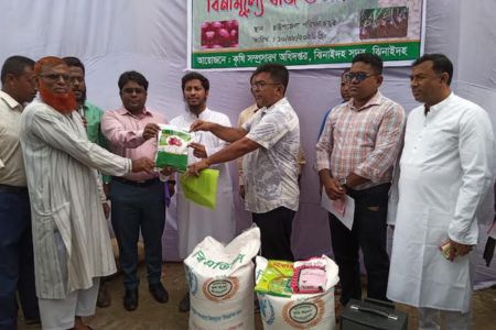 ঝিনাইদহের ১৫’শ কৃষকের মাঝে বিনামুল্য সার-বীজ ও কৃষি উপকরণ বিতরণ