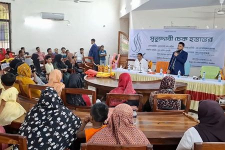 ঝিনাইদহে বেঙ্গল ইসলামী লাইফ ইন্সুরেন্সের মৃত্যুদাবী চেক হস্তান্তর