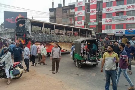 ঝিনাইদহে যুবক নিহতের ঘটনায় বাসে আগুন, প্রতিবাদে সড়ক অবরোধ শ্রমিকদের
