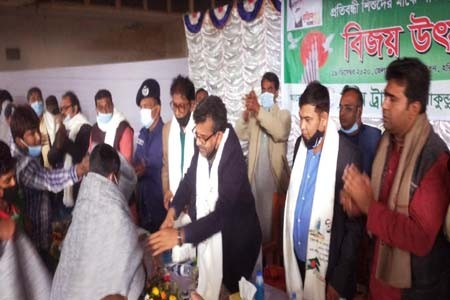 হরিনাকুন্ডুতে সঞ্জয় ট্রাষ্টের উদ্যোগে প্রতিবন্ধী ও অসহায় দুঃস্থ শীতার্থদের মাঝে শীতবস্ত্র বিতরণ