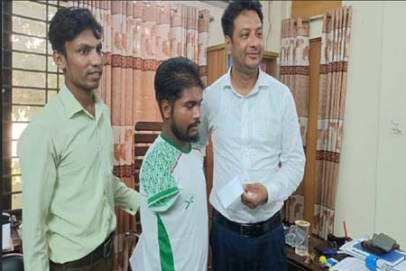 অবশেষে এনআইডি কার্ড পাচ্ছেন দুই হাতহীন জসিম